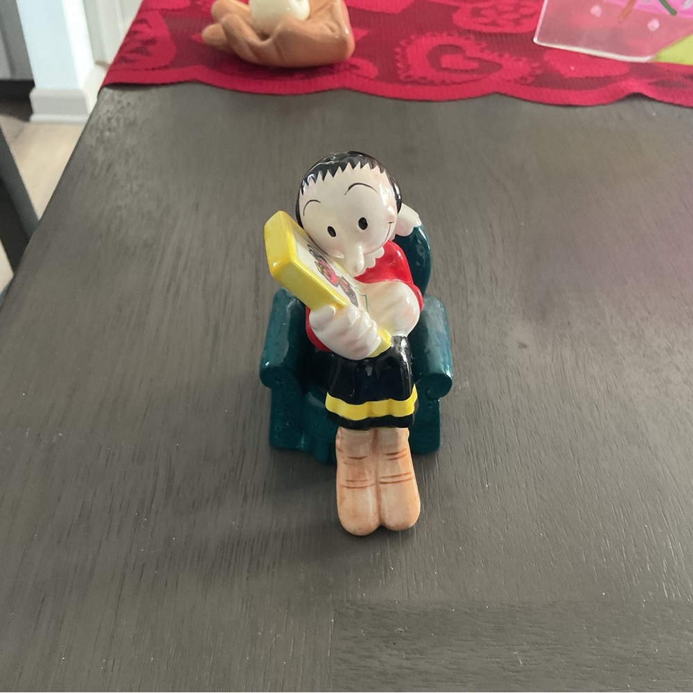 Vintage Olive Oyle salt and pepper shakers